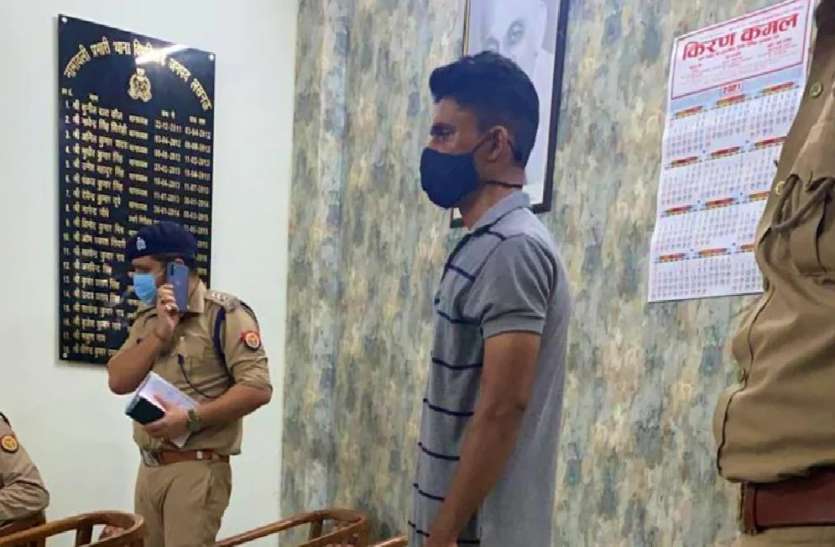 लखनऊ में सिपाही ने कैदी के बेटे को ही गोली से उड़ाया, बताई ये वजह, खुद थाने जाकर किया सरेंडर लखनऊ में सिपाही ने कैदी के बेटे को ही गोली से उड़ाया, बताई ये वजह, खुद थाने जाकर किया सरेंडर