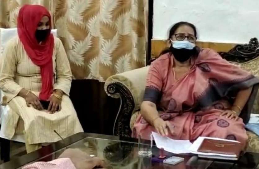 meena.jpg यूपी महिला आयोग सदस्य का बेतुका बयान, 'लड़कियों को मोबाइल न दें, ये बढ़ते अपराध का सबसे बड़ा कारण है'