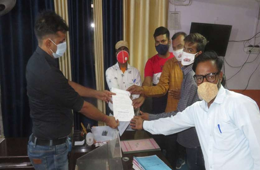सफाई कर्मचारियों ने आयुक्त को सौंपा ज्ञापन, स्थाईकरण व वेतन नियतन की मांग सफाई कर्मचारियों ने आयुक्त को सौंपा ज्ञापन, स्थाईकरण व वेतन नियतन की मांग