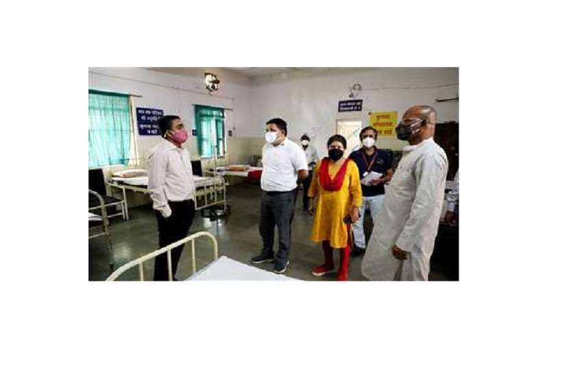सामुदायिक स्वास्थ्य केंद्र का निरीक्षण करते बड़वारा विधायक विजय राघवेंद्र