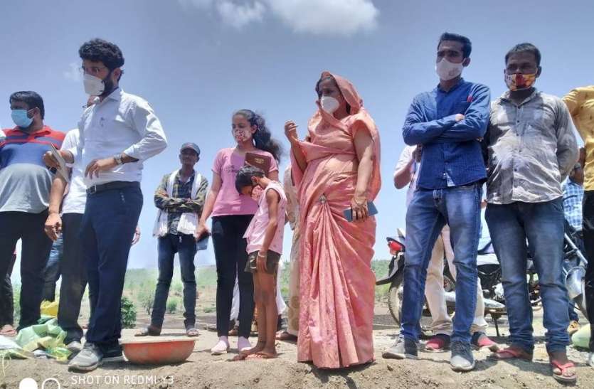 जिला प्रमुख ने घटिया निर्माण ध्वस्त करवाया जिला प्रमुख ने घटिया निर्माण ध्वस्त करवाया