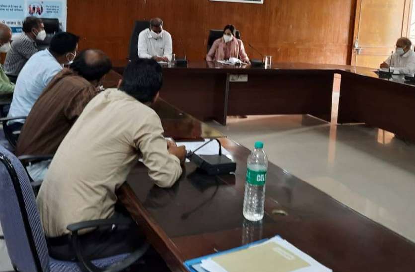 कृषकों कों समय पर उचित दाम पर उर्वरक मिलें कृषकों कों समय पर उचित दाम पर उर्वरक मिलें