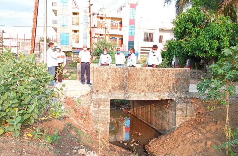 Clean up by marking the places of water logging before the rainy seaso वर्षा के पूर्व जल भराव के स्थानों को चिह्नित कर सफाई करें