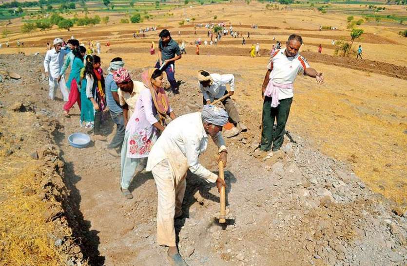 रोजगार के लिए गांवों में कर रहे मनुहार, नए नियमों से मनरेगा रोजगार पर आया संकट रोजगार के लिए गांवों में कर रहे मनुहार, नए नियमों से मनरेगा रोजगार पर आया संकट