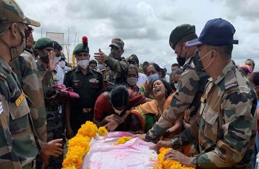 शहीद दशरथ पाटील को अंतिम विदाई शहीद दशरथ पाटील को अंतिम विदाई