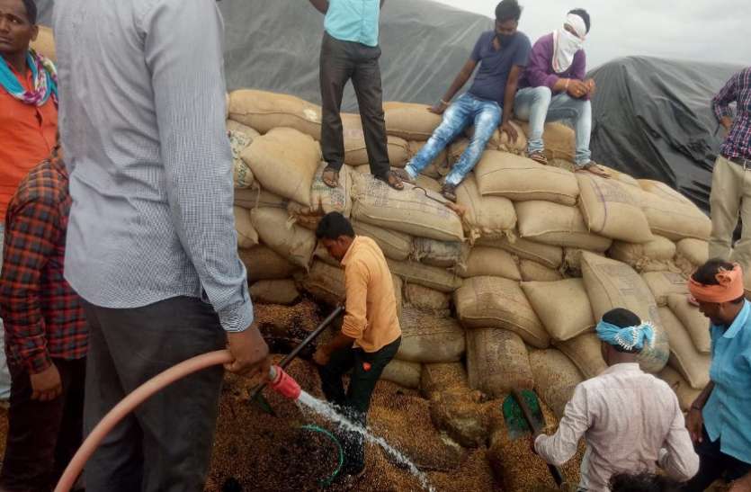 जिला धान संग्रहण केंद्र कुंडेलभाठा में लगी आग जिला धान संग्रहण केंद्र कुंडेलभाठा में लगी आग