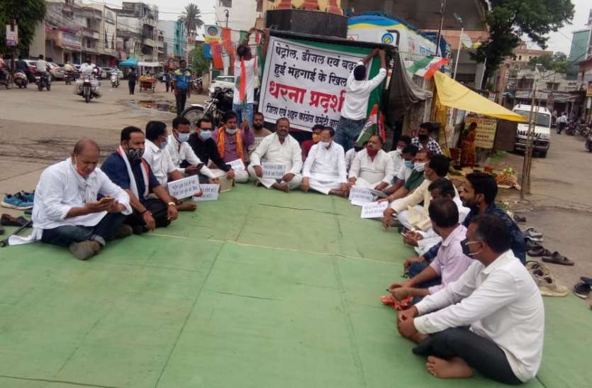 बढ़ती महंगाई ने तोड़ी गरीब व किसानों की कमर बढ़ती महंगाई ने तोड़ी गरीब व किसानों की कमर