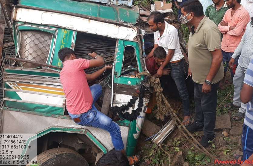 डेढ घंटे तक सरियांओं के बीच फसा रहा चालक डेढ घंटे तक सरियांओं के बीच फसा रहा चालक
