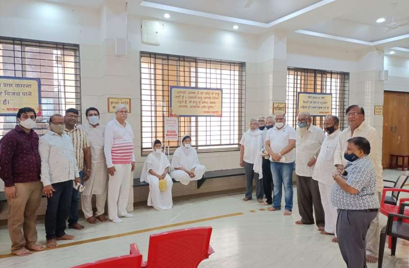 जयनगर बेंगलूरु के पदाधिकारियों ने किए साध्वी रिद्धिमा के दर्शन जयनगर बेंगलूरु के पदाधिकारियों ने किए साध्वी रिद्धिमा के दर्शन