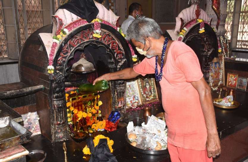 जय जय शनिदेव भक्तन हितकारी... जय जय शनिदेव भक्तन हितकारी...