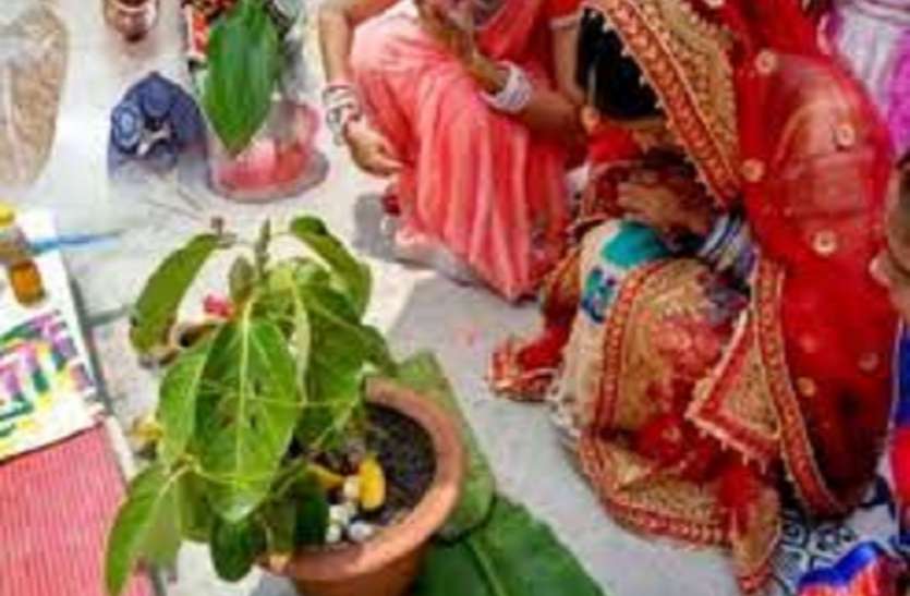 व्रत तोड़ने के लिए पति के साथ पत्नी ने ली सेल्फी, फोटो देखने पर हुआ कुछ ऐसा, हो गया हंगामा व्रत तोड़ने के लिए पति के साथ पत्नी ने ली सेल्फी, फोटो देखने पर हुआ कुछ ऐसा, हो गया हंगामा