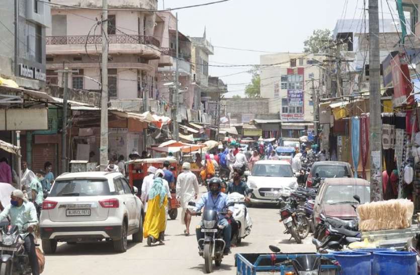 दौसा: वीकेंड कफ्र्यू से पूर्व बाजारों में उमड़ी भीड़, दो दिन बंद रहेंगे बाजार दौसा: वीकेंड कफ्र्यू से पूर्व बाजारों में उमड़ी भीड़, दो दिन बंद रहेंगे बाजार
