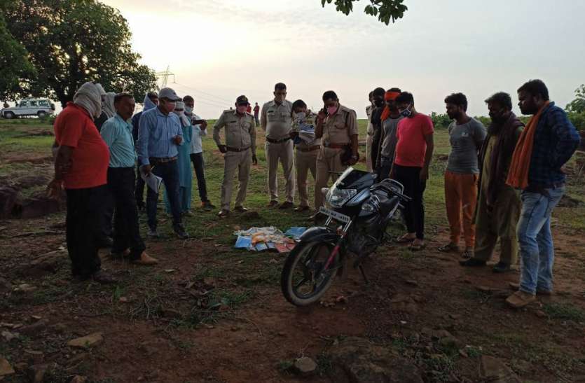 patrika लापता सर्राफा व्यापारी का पेड़ में लटकता मिला शव, बाइक बरामद
