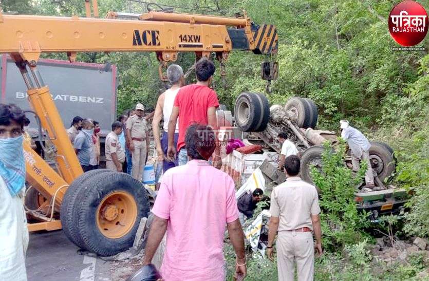 सड़क हादसा : रेत के कट्टों से भरा ट्रक देसूरी घाट में पलटा, केबिन में फंसा चालक-खलासी, दोनों घायल सड़क हादसा : रेत के कट्टों से भरा ट्रक देसूरी घाट में पलटा, केबिन में फंसा चालक-खलासी, दोनों घायल