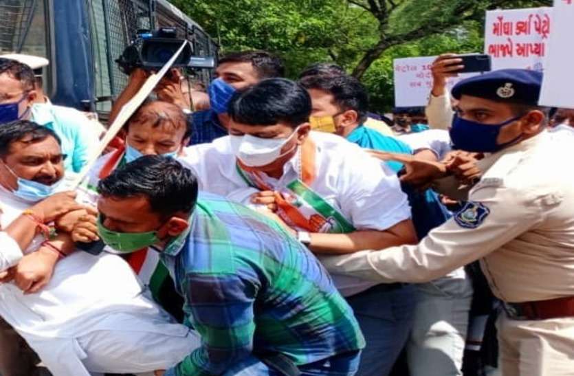 पेट्रोल-डीजल दर वृद्धि के खिलाफ गुजरात कांग्रेस का हल्लाबोल पेट्रोल-डीजल दर वृद्धि के खिलाफ गुजरात कांग्रेस का हल्लाबोल