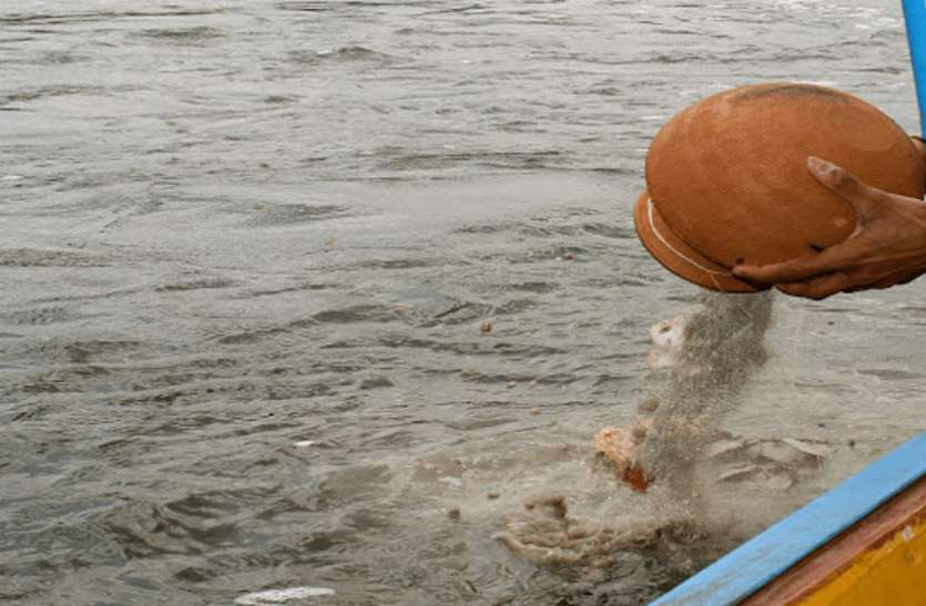asthi-visarjan.jpg श्मशान घाट पर मोक्ष का इंतजार कर रहीं अस्थियों को 'स्पीड पोस्ट' दिलवाएगी मुक्ति