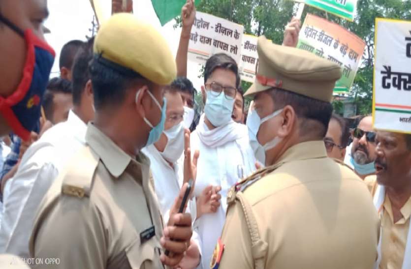 डीजल-पेट्रोल के बढ़ते दामों के खिलाफ बाराबंकी में कांग्रेस का हल्लाबोल, सरकार पर साधा निशाना डीजल-पेट्रोल के बढ़ते दामों के खिलाफ बाराबंकी में कांग्रेस का हल्लाबोल, सरकार पर साधा निशाना