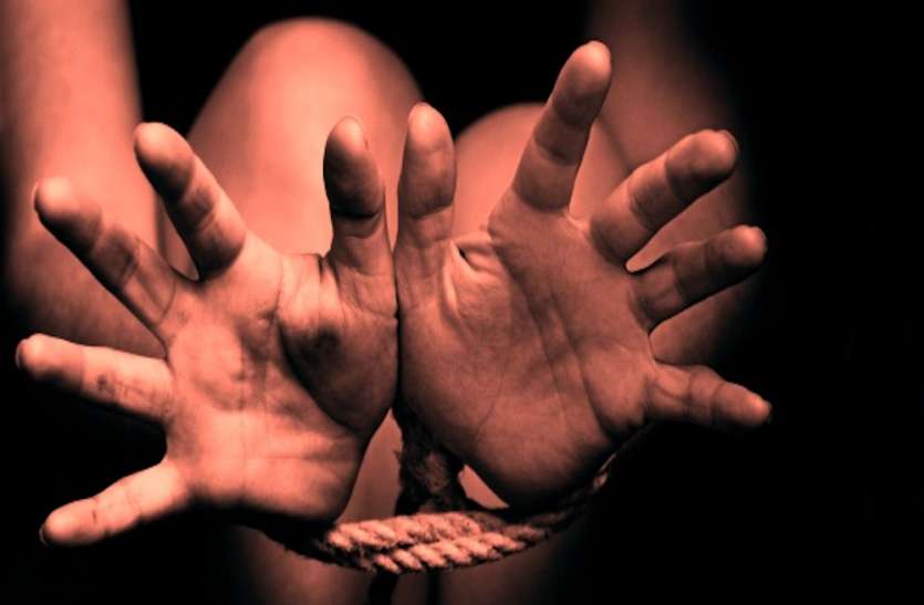 Police Arrested Five Including Husband Wife In Child Trafficking Case असम से लड़कियां लाकर लखनऊ में बेचने का प्लान, चाइल्ड ट्रैफिकिंग मामले में पति-पत्नी समेत पांच गिरफ्तार