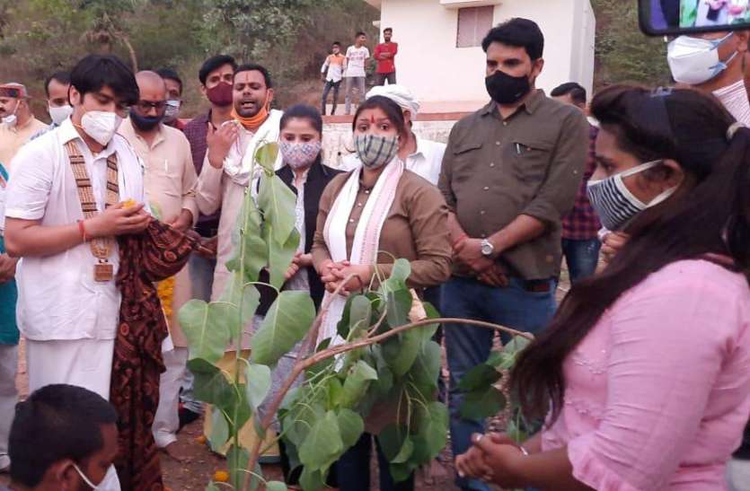 पौधे रोपकर किया पितृ पर्वत का नामकरण हर पंचायत में बनेगी बागेश्वर बगिया: पं. धीरेन्द्र कृष्ण