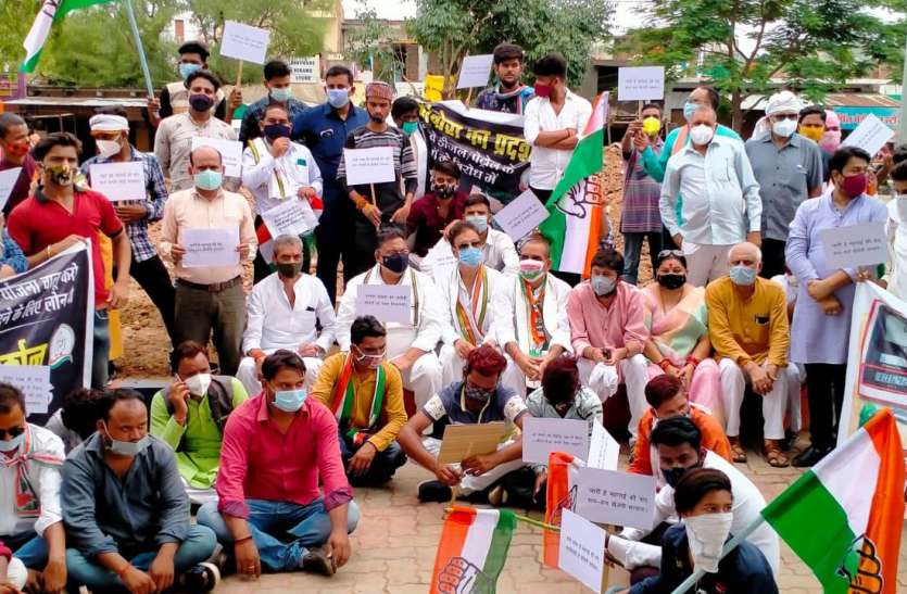 महंगाई के खिलाफ किया जिले भर में प्रदर्शन गाडिय़ों पर फूलमालाएं चढ़ाईं, पेट्रोल पंप पर महंगाई पर किया हल्ला बोल