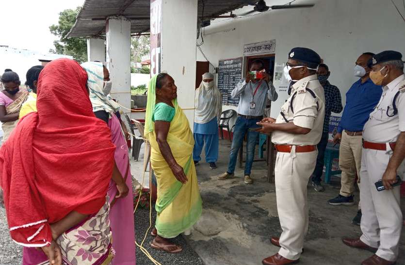 Villagers protest रसूखदार की दादागिरी: गांव का रास्ता बंद कराया, जमीनें हड़पीं, ग्रामीणों ने पुलिस चौकी का किया घेराव