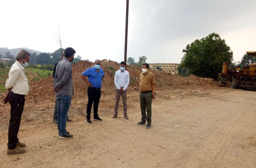 Ambikapur-Bilaspur NH निर्माणाधीन एनएच देखने पहुंचे कलक्टर ने ठेकेदार को चेताया, कहा- ...तो सिक्योरिटी मनी कर देंगे सीज