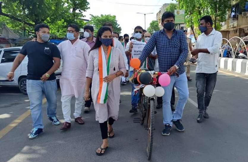 केबिनेट मंत्री को साइकिल देने गए कांग्रेस कार्यकर्ता हिरासत में केबिनेट मंत्री को साइकिल देने गए कांग्रेस कार्यकर्ता हिरासत में