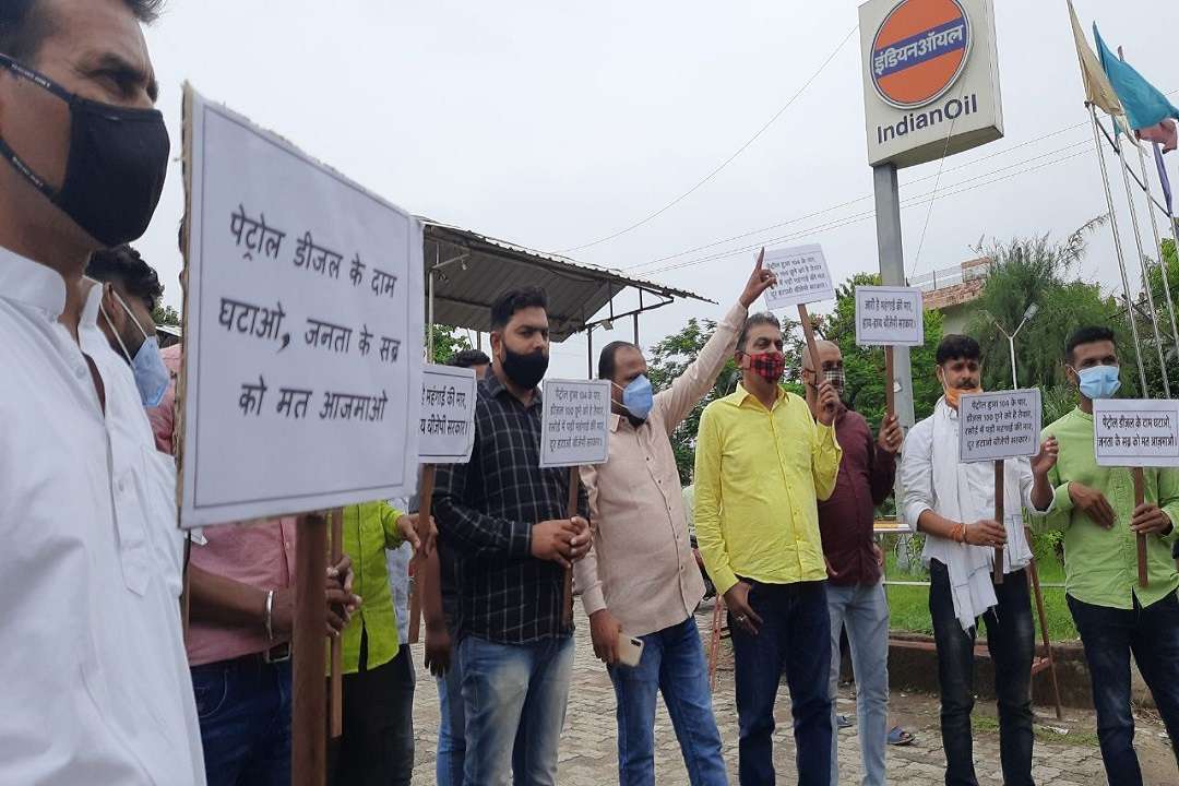 पेट्रोल-डीजल मूल्य वृद्धि के खिलाफ कांग्रेस उतरी सड़क पर जोरदार प्रदर्शऩ