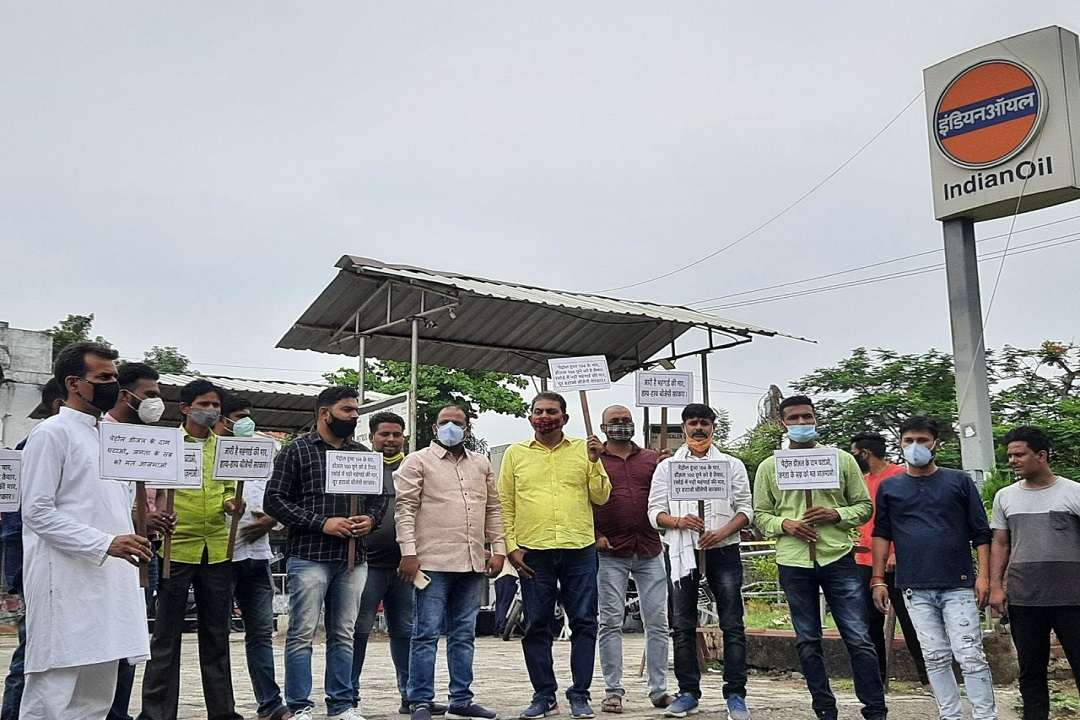 पेट्रोल-डीजल मूल्य वृद्धि के खिलाफ कांग्रेस उतरी सड़क पर जोरदार प्रदर्शऩ