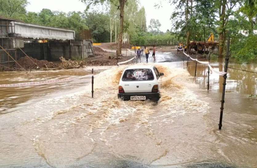 Citizens are facing the brunt of contractor's negligence, jam in Jabalpur Amarkantak highway ठेकेदार की लापरवाही का खामियाजा भुगत रहे नागरिक, जबलपुर अमरकंटक राजमार्ग में लगा जाम