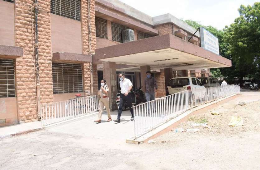 हत्या की आरोपी कोरोना संक्रमित युवती ने ब्लेड से नस काटने का किया प्रयास हत्या की आरोपी कोरोना संक्रमित युवती ने ब्लेड से नस काटने का किया प्रयास