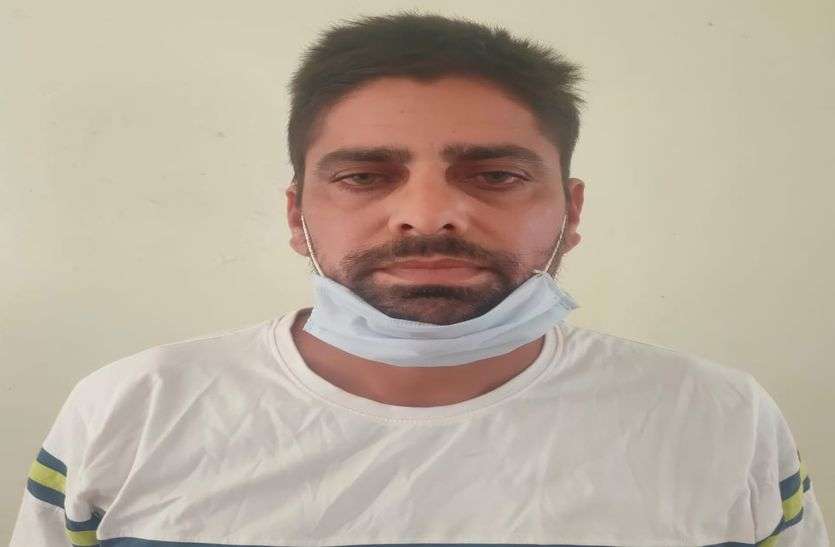 बंदूक दिखाकर डकैती का एक आरोपी गिरफ्तार बंदूक दिखाकर डकैती का एक आरोपी गिरफ्तार