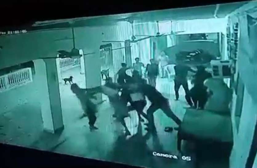 greater-noida.jpg बिसरख में पानी के विवाद को लेकर दो पक्षों में जमकर मारपीट, वारदात सीसीटीवी में कैद