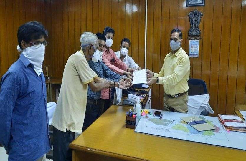 निजी बस संचालक बोले, साहब! अब तो घर चलाना भी हो रहा है मुश्किल निजी बस संचालक बोले, साहब! अब तो घर चलाना भी हो रहा है मुश्किल