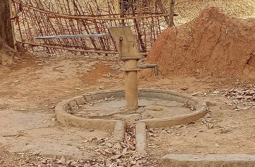 Hand pump सीएम से की करोड़ों के हैंडपंप घोटाले की शिकायत, कागजों में ही खनन, गहराई में खेल कर निकाली पूरी राशि