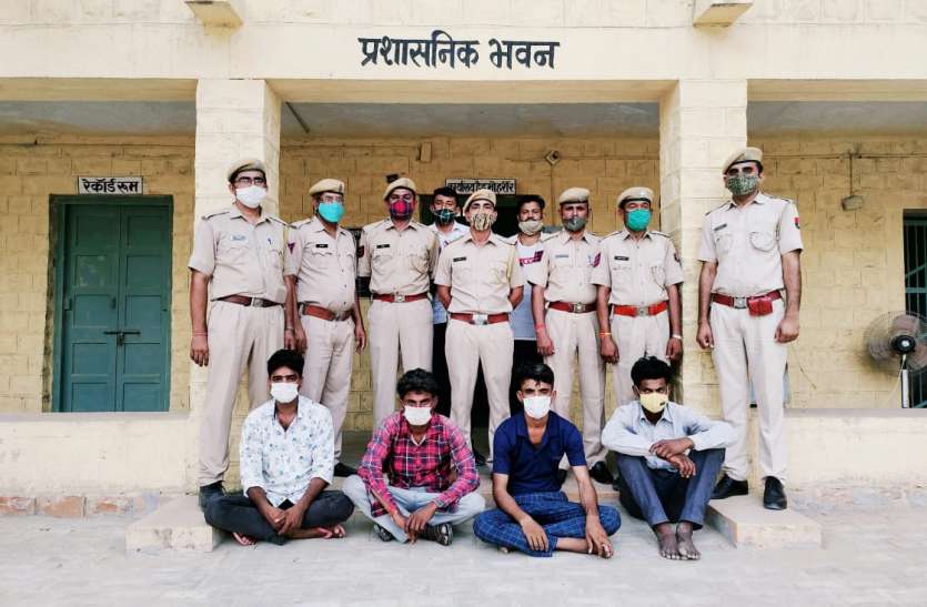 मोहनगढ़ में हुई नकबजनी की वारदात की गुत्थी सुलझी, 4 आरोपी गिरफ्तार मोहनगढ़ में हुई नकबजनी की वारदात की गुत्थी सुलझी, 4 आरोपी गिरफ्तार