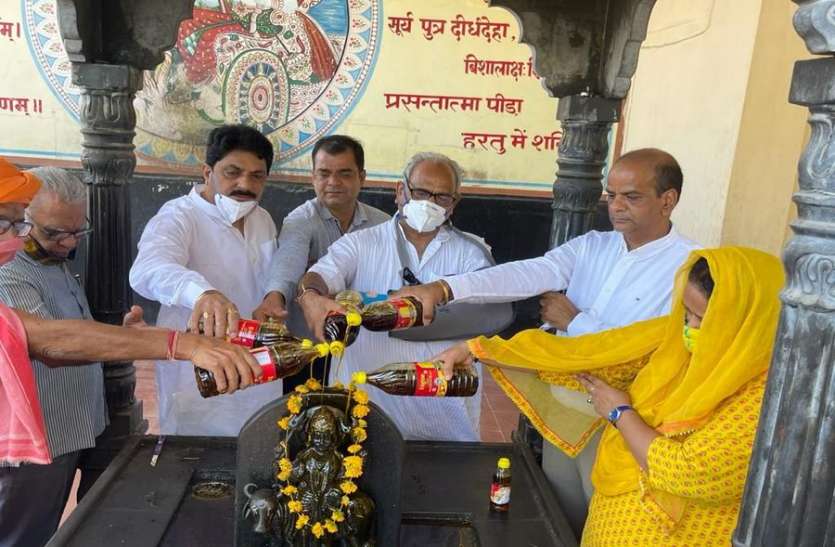 शनिदेव के जन्मोत्सव पर मंदिरों में तेलाभिषेक शनिदेव के जन्मोत्सव पर मंदिरों में तेलाभिषेक