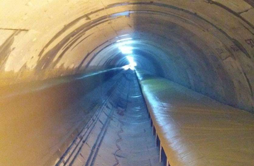 Tunnel construction at Imliya hill in Sleemanabad. 13 साल में नहीं बनी 40 माह में बनने वाली 12 किलोमीटर लंबी टनल