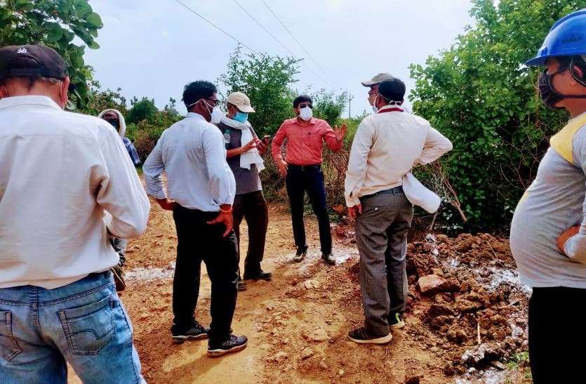 The officials of NVDA and Revenue Department gave advice to the villagers. अधिग्रहित भूमि को खाली करवाने पहुंचे अधिकारी, बोले- न बोएं फसल