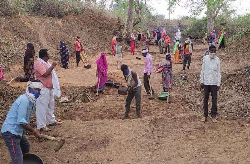 MGNREGA मनरेगा में मूल्यांकन का पेंच, मजदूरी के बाद भुगतान के लिए पसीना बहा रहे मजदूर
