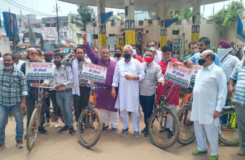 katni.jpg पेट्रोल - डीजल की बढ़ती कीमतों के विरोध में साइकिल चलाकर प्रदर्शन