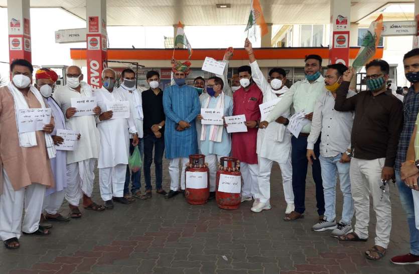 पेट्रोल-डीजल और रसोई के दामों में वृद्धि पर कांग्रेस ने किया विरोध-प्रदर्शन पेट्रोल-डीजल और रसोई के दामों में वृद्धि पर कांग्रेस ने किया विरोध-प्रदर्शन