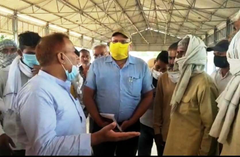 MLA Mukesh Verma किसानों के गेहूं की खरीद न होने पर पहुंचे भाजपा विधायक ने मंडी सचिव को बताया बेईमान, भ्रष्ट और सपा का गुंडा