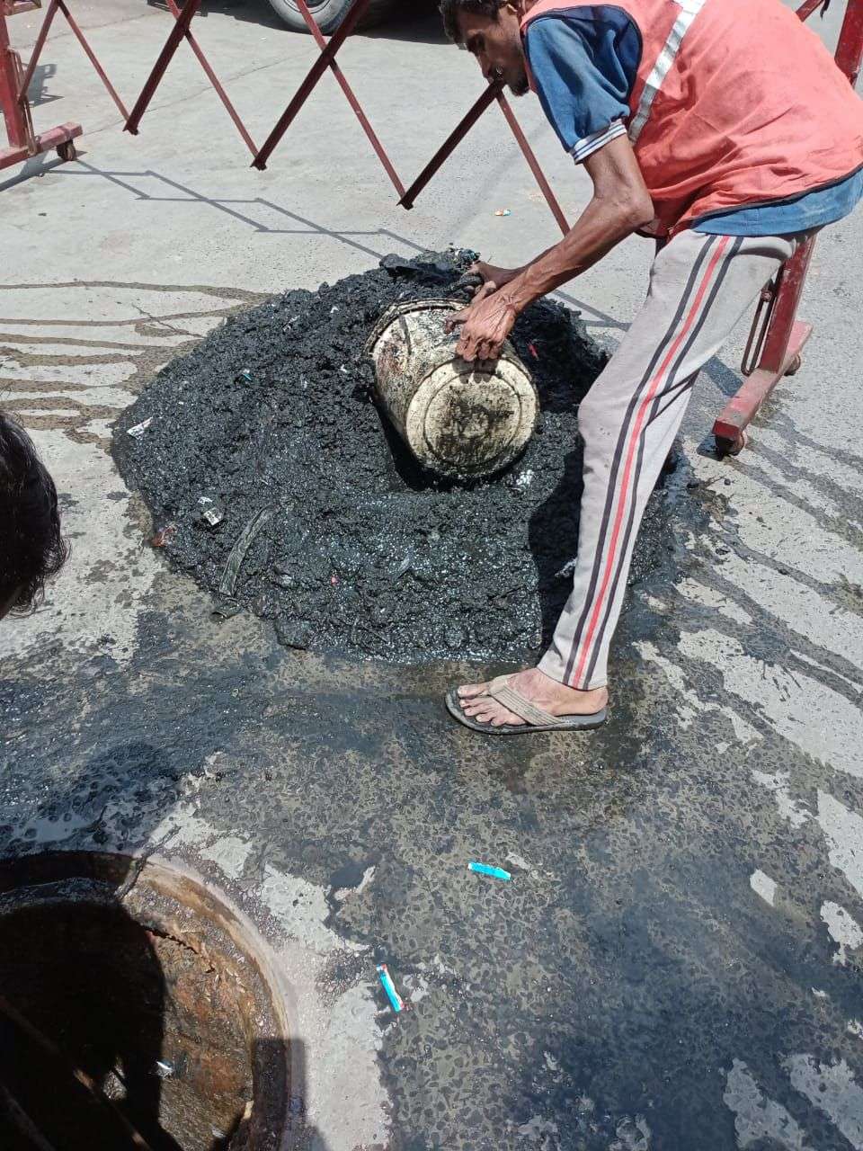 SURAT KAPDA MANDI: 10 साल में पहली बार हो रही है साफ-सफाई