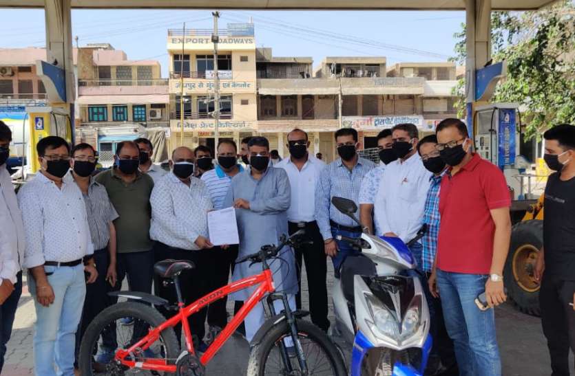 उद्यमियों ने काले मास्क लगाकर किया प्रदर्शन उद्यमियों ने काले मास्क लगाकर किया प्रदर्शन