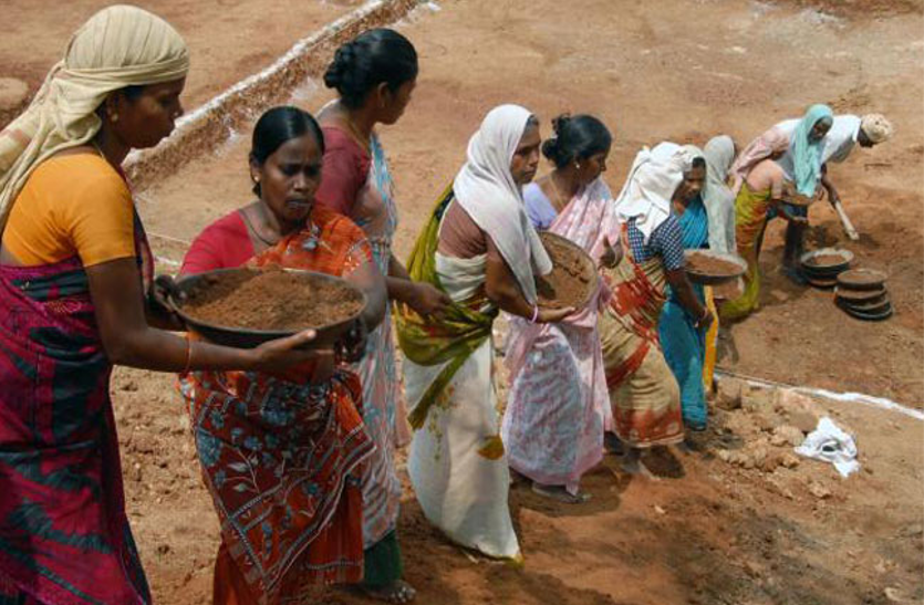 कोरोना की मार: मनरेगा में रोजगार हुआ कम, सरकार ने भी घटाया बजट कोरोना की मार: मनरेगा में रोजगार हुआ कम, सरकार ने भी घटाया बजट