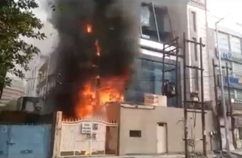 noida.jpg नोएडा के कॉल सेंटर में लगी भीषण आग, आस-पास खड़ी गाड़ियां भी जलीं