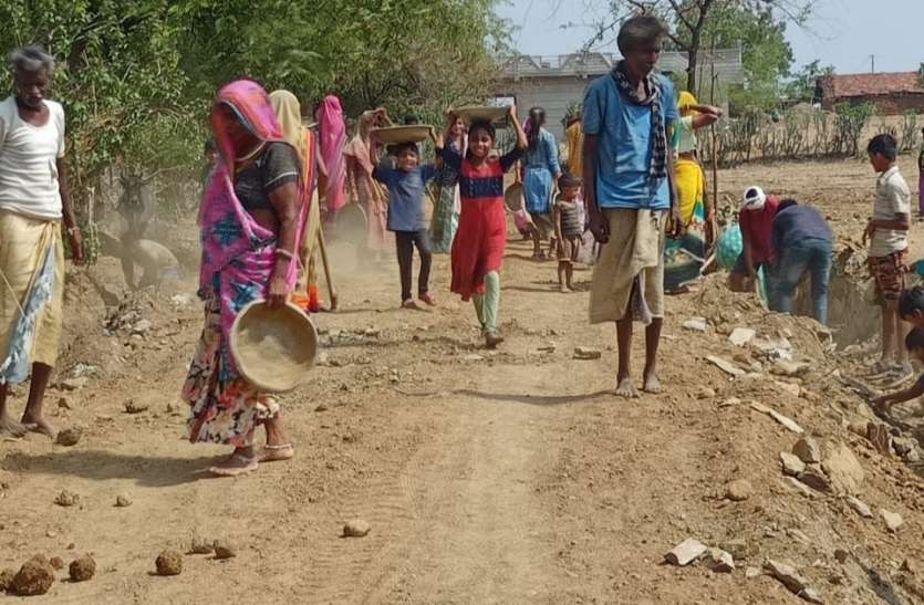 बांसवाड़ा : ग्रामीणों ने आर्थिक सहयोग से 700 मीटर मार्ग किया तैयार बांसवाड़ा : ग्रामीणों ने आर्थिक सहयोग से 700 मीटर मार्ग किया तैयार