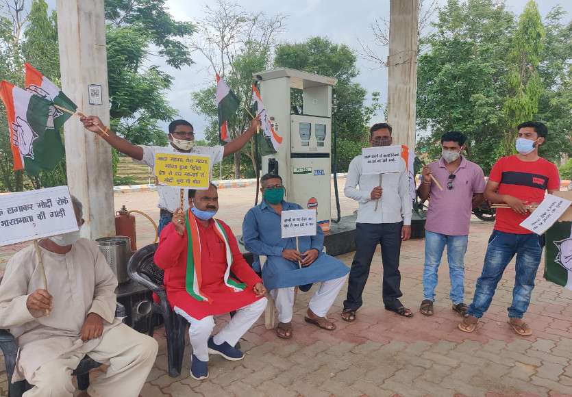Protest by congressmen on petrol pump
