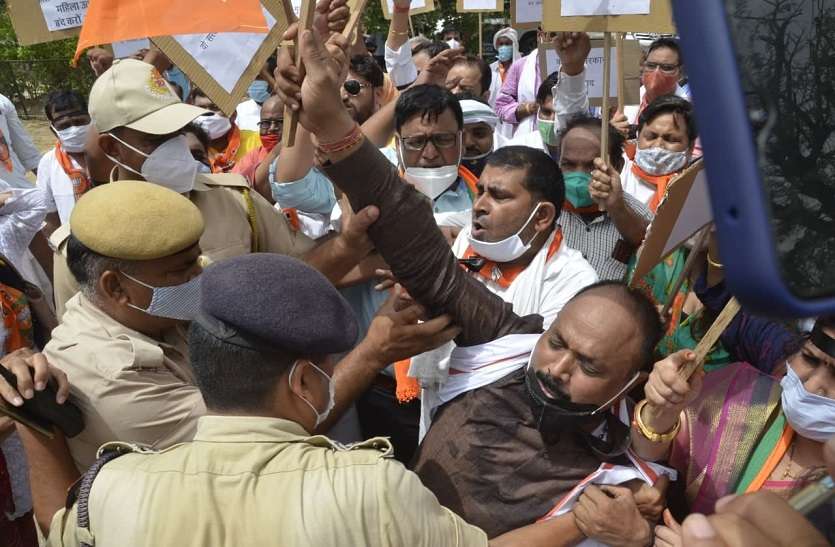 प्रदर्शन ऐसा...भाजपा के पूर्व विधायक व सीओ सिटी के बीच धक्का-मुक्की, हाथापाई की आई नौबत प्रदर्शन ऐसा...भाजपा के पूर्व विधायक व सीओ सिटी के बीच धक्का-मुक्की, हाथापाई की आई नौबत
